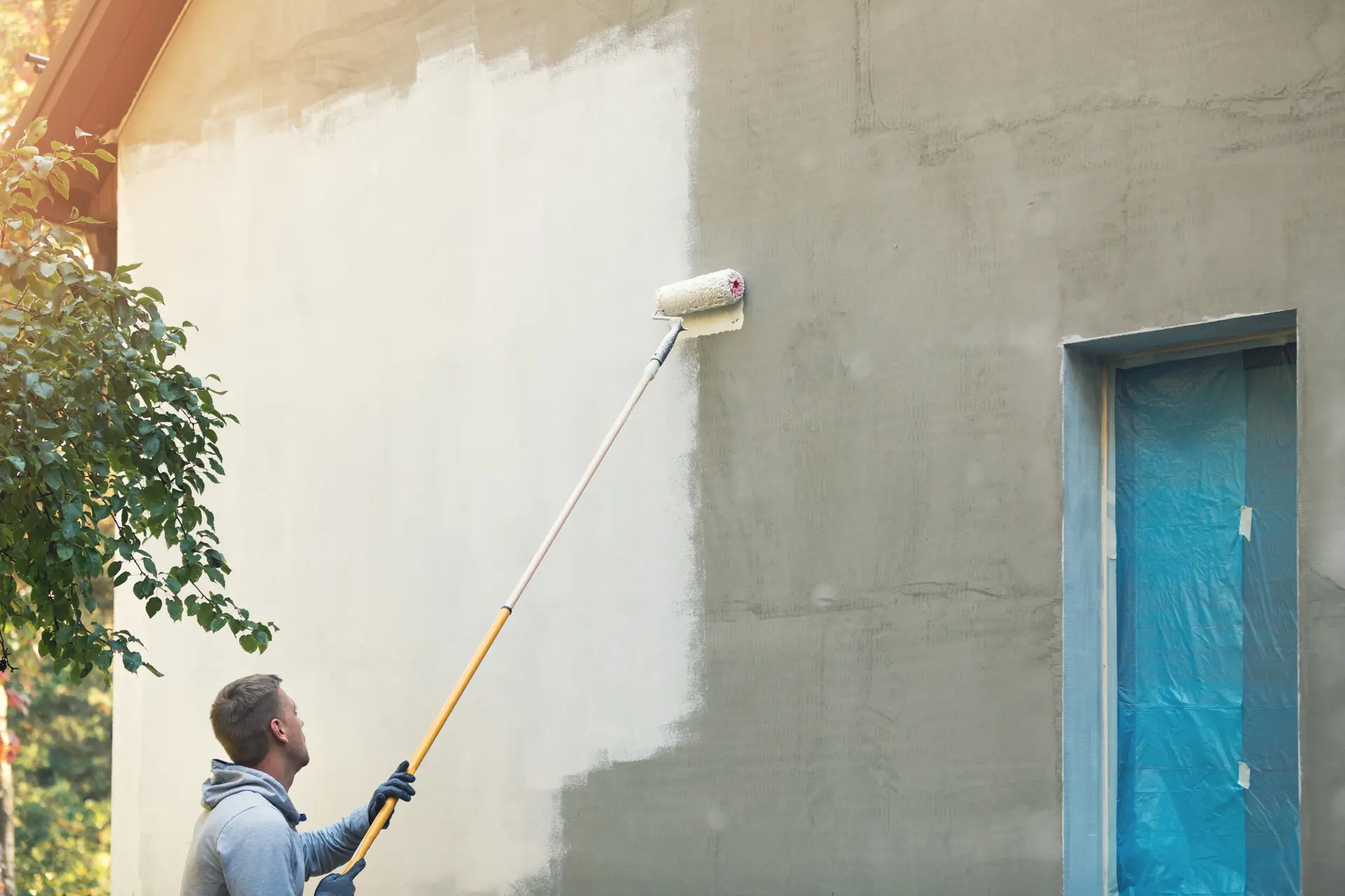 Pintor trabajando en una fachada en Hospitalet